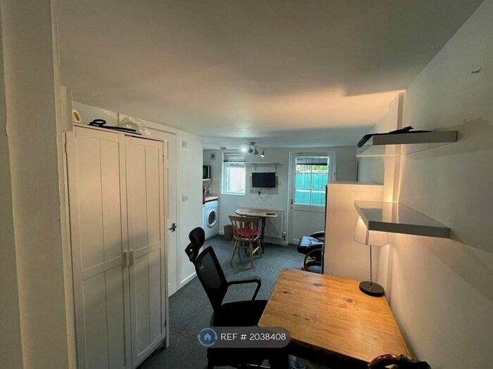 1 Bedroom Property To Rent In Victoria Street, Egham, TW20