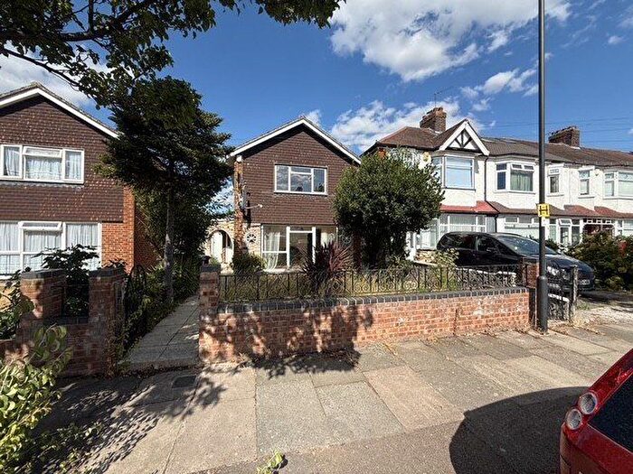 3 Bedroom Property To Rent In Dorchester Avenue, Palmers Green, N13