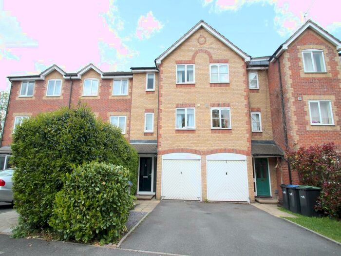 3 Bedroom Town House To Rent In Westminster Drive, Palmers Green, N13