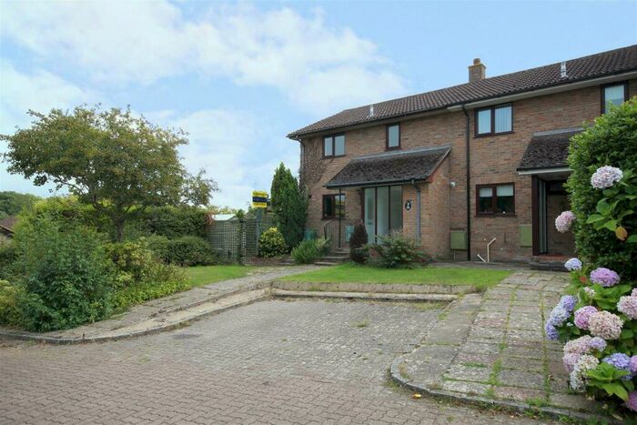 3 Bedroom Semi-Detached House To Rent In Glenavon, New Milton, BH25