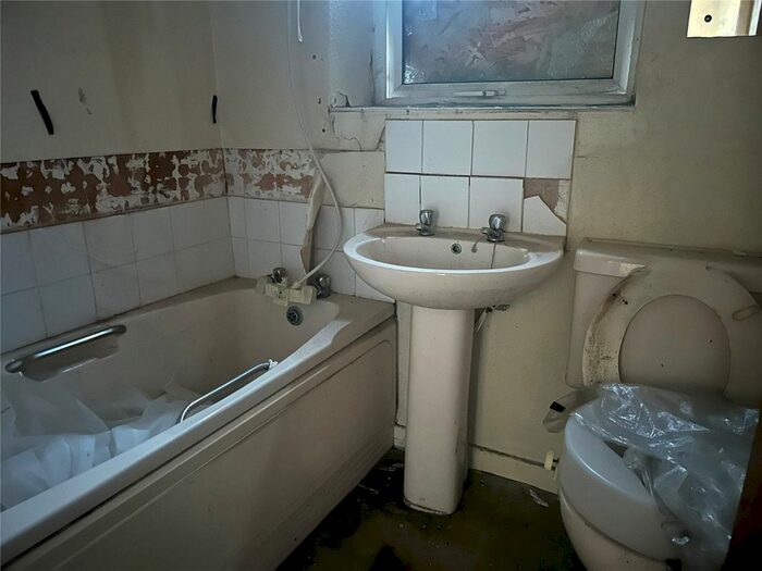 2 Bedroom Terraced House For Sale In Clyde Street, Watersheddings, Oldham, OL1