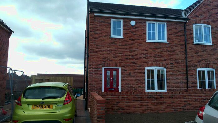 3 Bedroom Semi-Detached House To Rent In Dunsil Close, Chesterfield, S44