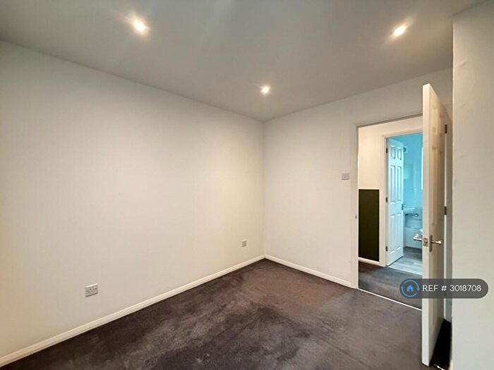 2 Bedroom Flat To Rent In Calcot, Reading, RG31