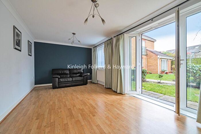2 Bedroom Flat For Sale In Hazelwood Lane, Palmers Green, London, N13