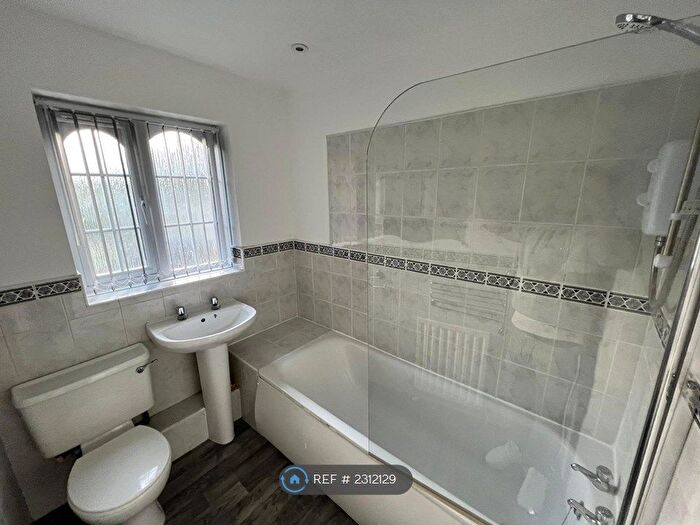2 Bedroom Flat To Rent In Alwoodley, Leeds, LS17