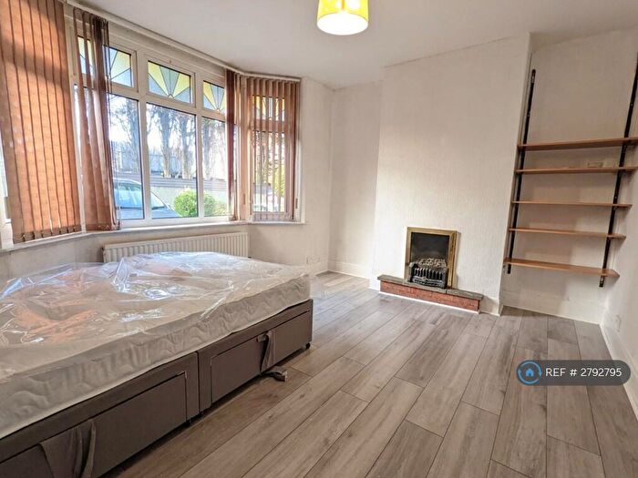 4 Bedroom Semi-Detached House To Rent In Forest Road, Fishponds, Bristol, BS16