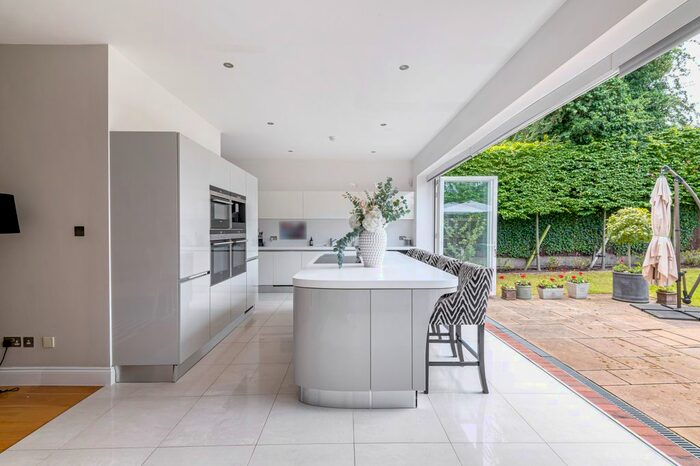 6 Bedroom Semi-Detached House To Rent In Coppetts Road, N10