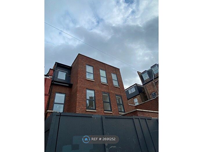 4 Bedroom Flat To Rent In Green Lanes, London, N4