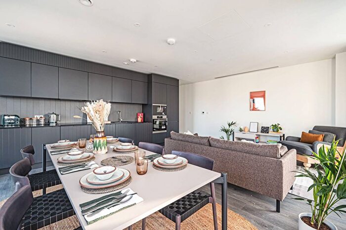 2 Bedroom Flat To Rent In Westfield Avenue, Stratford, London, E20