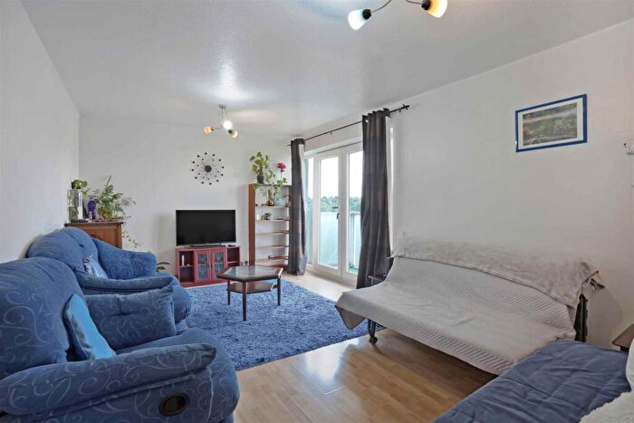 2 Bedroom Flat For Sale In Basinghall Gardens, Sutton, SM2