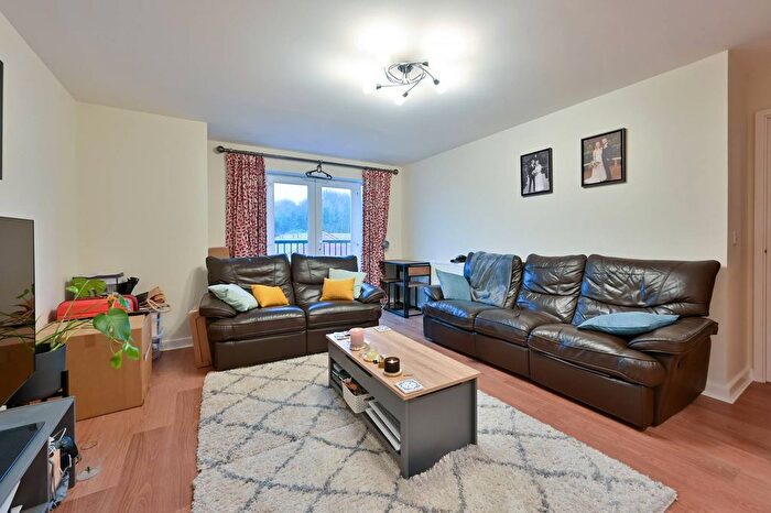 2 Bedroom Flat To Rent In Walton Road, Bushey, WD23