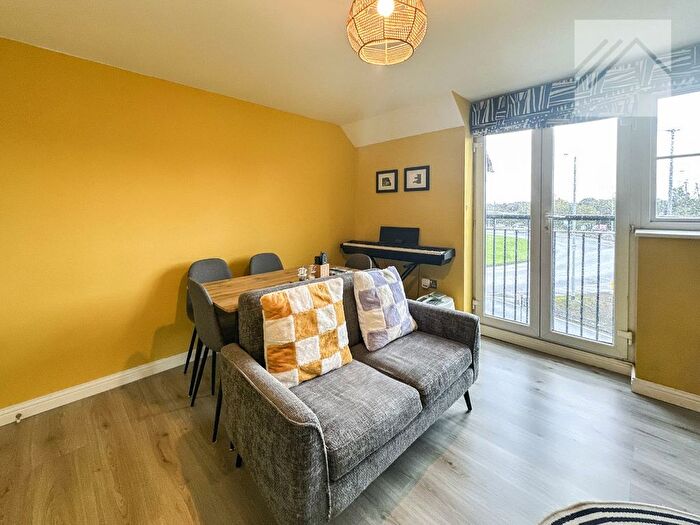 2 Bedroom Flat For Sale In Pepys Court, Wickford, SS12
