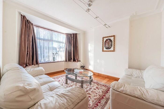 4 Bedroom Semi-detached House For Sale In Bush Grove, Stanmore, HA7