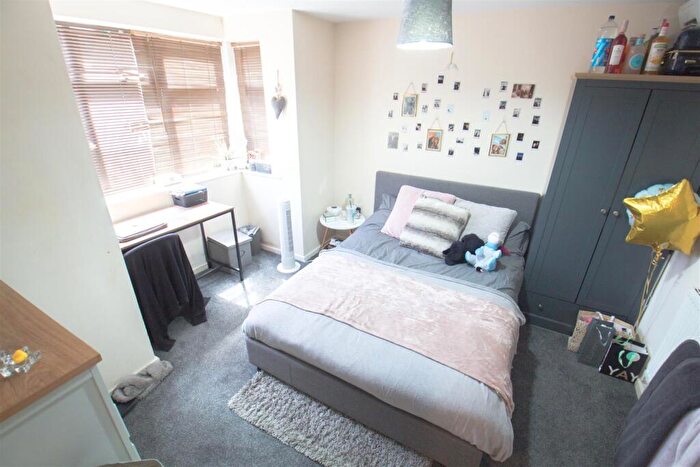 4 Bedroom Semi-Detached House To Rent In Grimthorpe Place, Headingley, Leeds, LS6