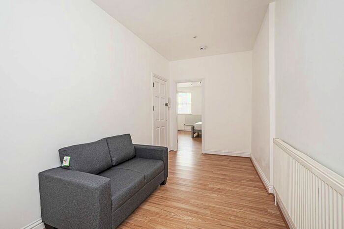 2 Bedroom Flat To Rent In Bethnal Green Road, Bethnal Green, London, E2