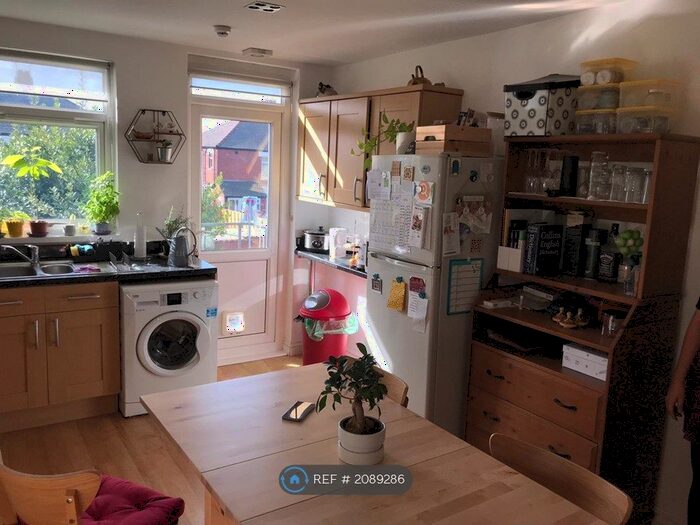 2 Bedroom Flat To Rent In Grangetown, Cardiff, CF11