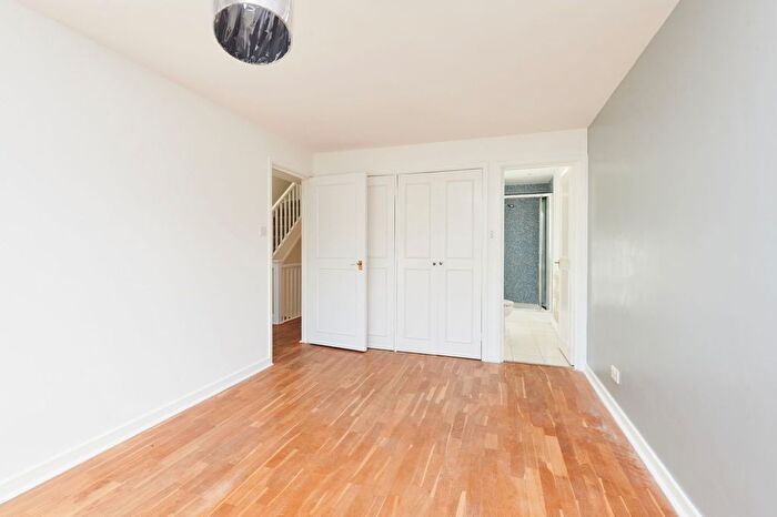 3 Bedroom Terraced House For Sale In Maltings Close, Barnes, SW13