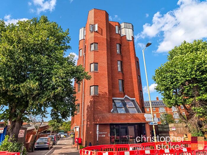 2 Bedroom Flat For Sale In Eleanor House, - Eleanor Cross Road, Waltham Cross, Hertfordshire, EN8