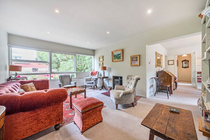 3 Bedroom Flat For Sale In Parkleys, Richmond, TW10