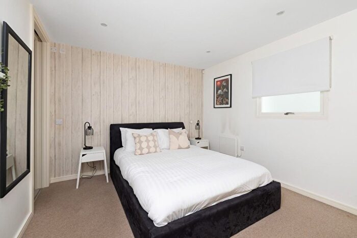 2 Bedroom Flat For Sale In Skypark Road, Bedminster, BS3