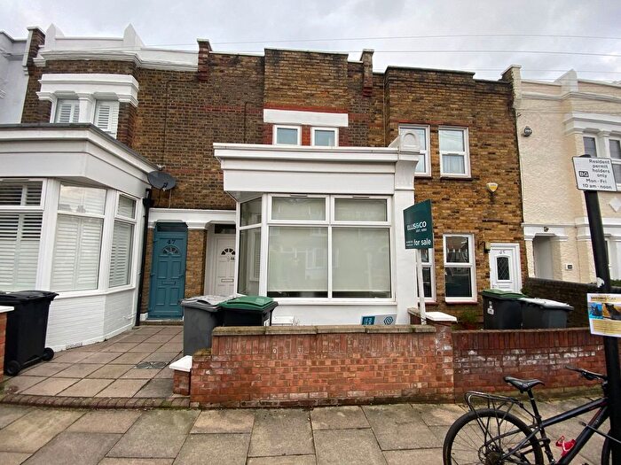 3 Bedroom Terraced House For Sale In Eleanor Road, London, N11