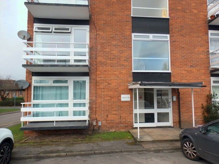 1 Bedroom Flat To Rent In Queens Court, St Johns Road, Newbury RG14