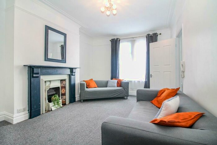 1 Bedroom Apartment To Rent In Kirkstall Avenue, Leeds, LS5