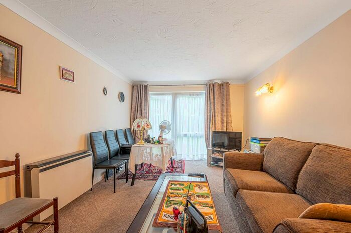 1 Bedroom Flat To Rent In Friern Park, North Finchley, London, N12