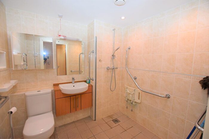 1 Bedroom Flat For Sale In Clover Leaf Court, Ackender Road, Alton, Hampshire, GU34