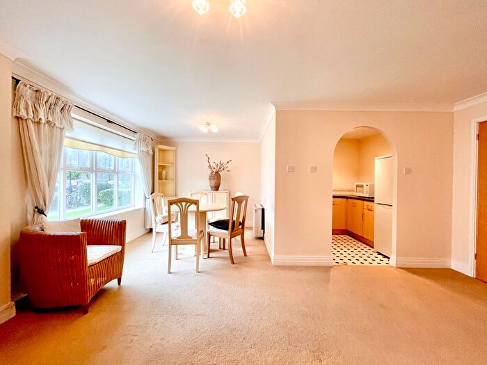 2 Bedroom Flat To Rent In Woodside Lane, North Finchley, London, N12