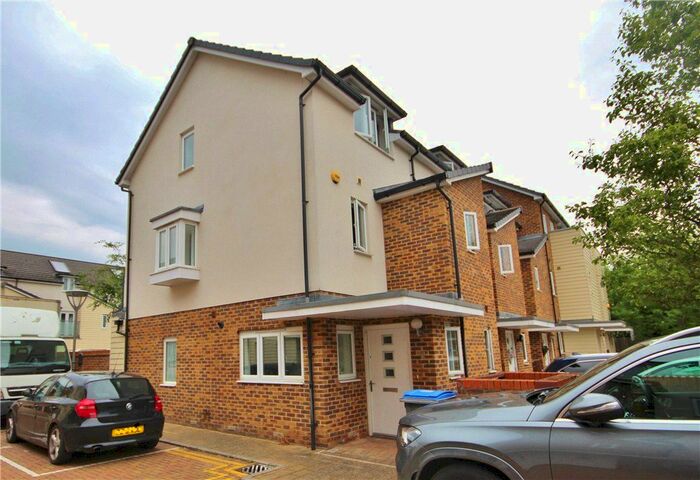 3 Bedroom End Of Terrace House To Rent In Pyle Close, Addlestone, KT15