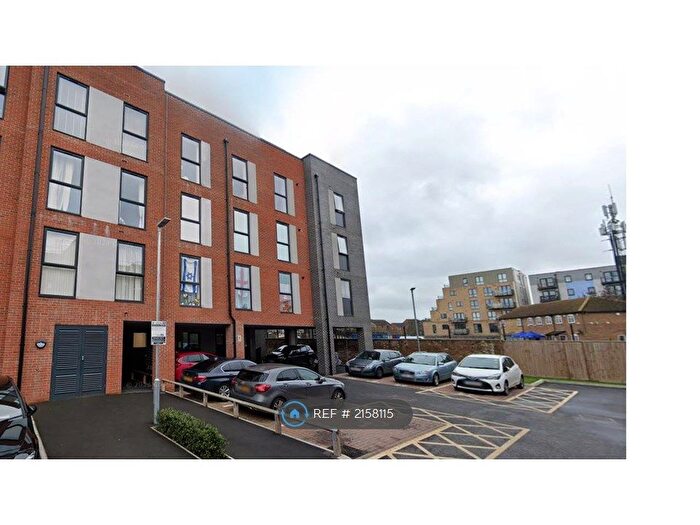 3 Bedroom Flat To Rent In Carter Court, Southall, UB2