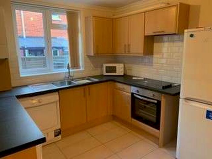 3 Bedroom Flat To Rent In Ripstone Gardens - Highfeild - Southampton, SO17