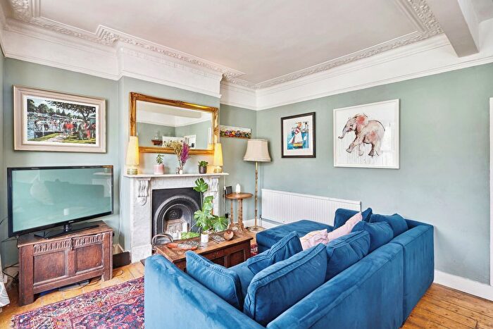 3 Bedroom Flat To Rent In Brading Road, London, SW2