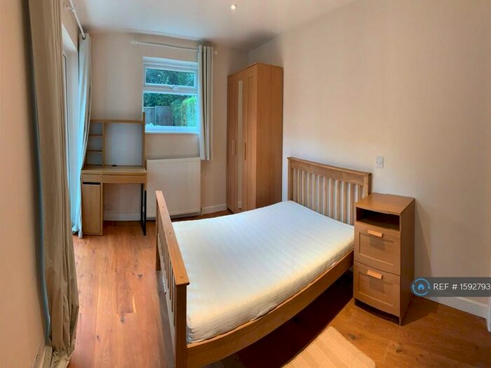 5 Bedroom Detached House To Rent In Ashenden Road, Guildford, GU2