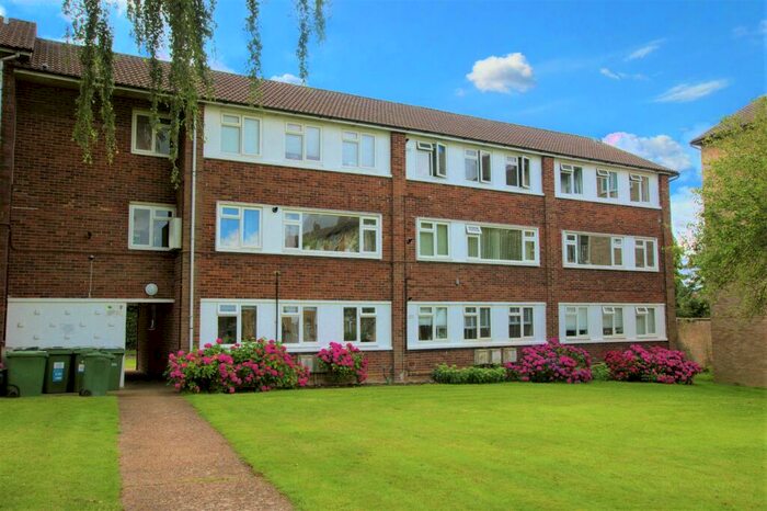 2 Bedroom Flat To Rent In The Ridgeway, St Albans, AL4