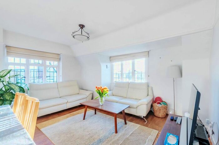 3 Bedroom Flat To Rent In Queens Drive, West Acton, London, W3