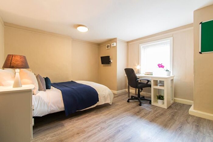 6 Bedroom Flat To Rent In Ladybarn Road, Manchester, M14