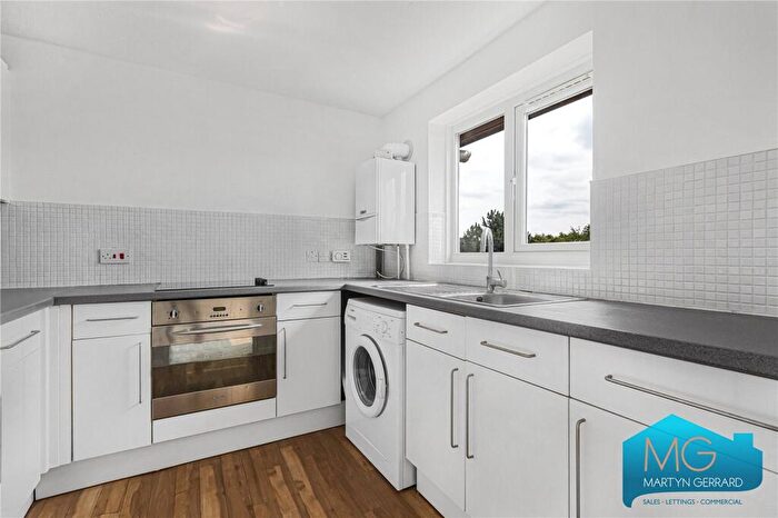 2 Bedroom Apartment For Sale In Laburnum Close, Friern Barnet, London, N11
