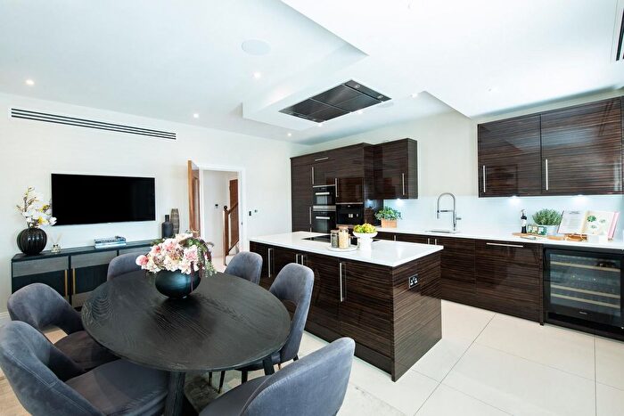 3 Bedroom Terraced House For Sale In Rainville Road, Hammersmith, W6