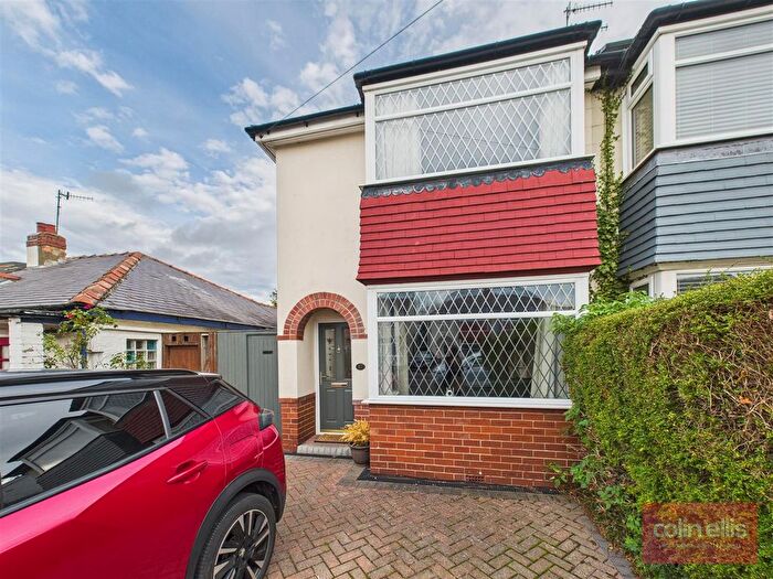 3 Bedroom Semi-detached House For Sale In Scalby Avenue, Scarborough, YO12