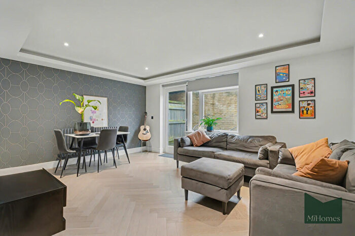 2 Bedroom Apartment For Sale In Gaudin Court, Elland Close, EN5