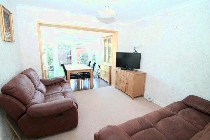 2 Bedroom Flat To Rent In Carshalton Grove, Sutton SM1