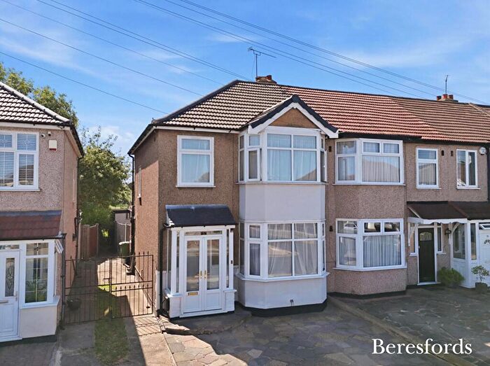 3 Bedroom End Of Terrace House For Sale In Amery Gardens, Gidea Park, RM2