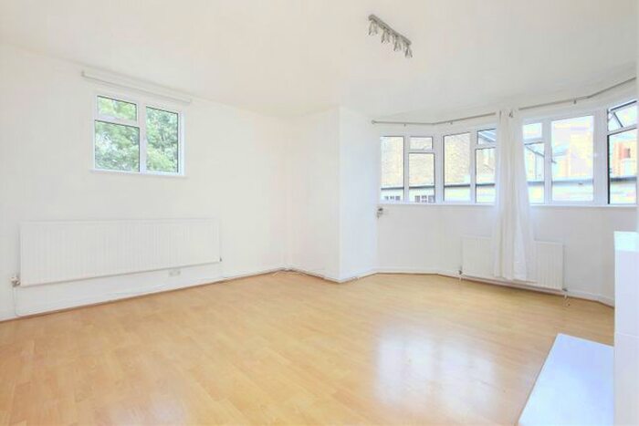 2 Bedroom Flat To Rent In Thurleigh Court, Clapham South, London, SW12