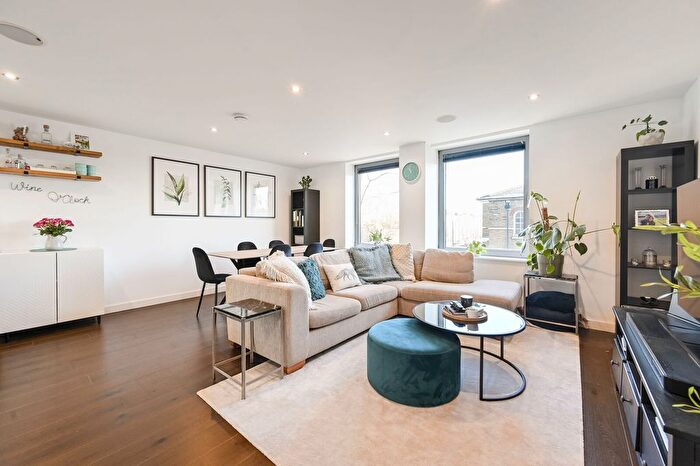 2 Bedroom Flat To Rent In Northbourne Road, Clapham, London, SW4
