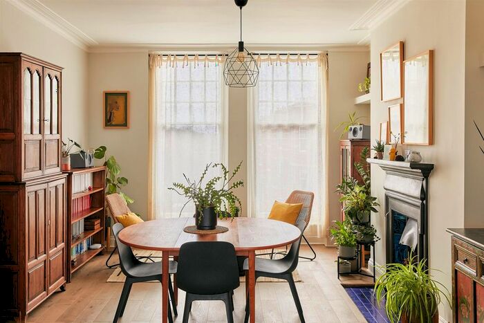 3 Bedroom Flat To Rent In Sutton Court, Chiswick, W4