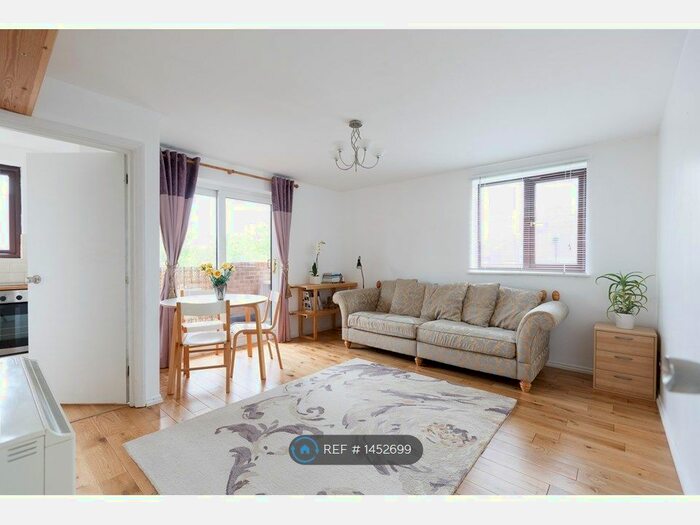 2 Bedroom Flat To Rent In Balmoral Court, Grove Park, London, SE12