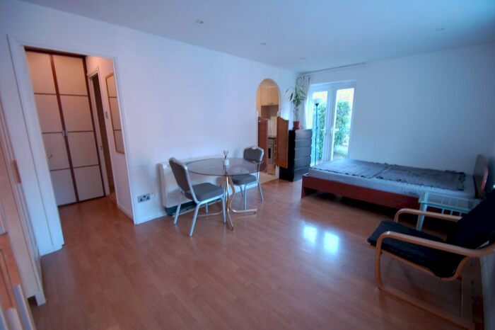 Studio To Rent In Snowdon Drive, West Hendon NW9