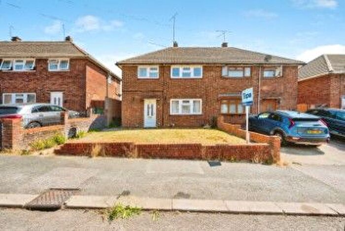 3 Bedroom Semi Detached House For Sale In Cheney Road, Luton, LU4